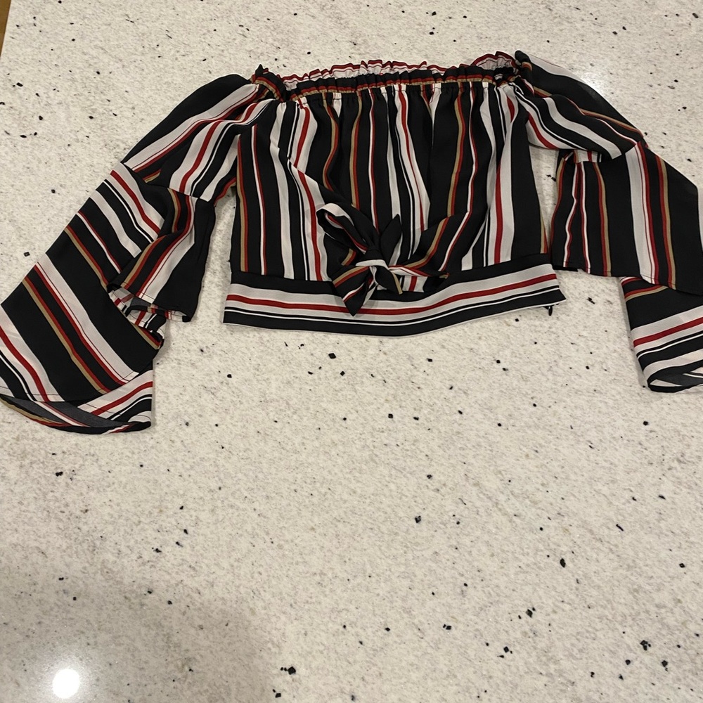 LIKE NEW GUESS CROP TOP